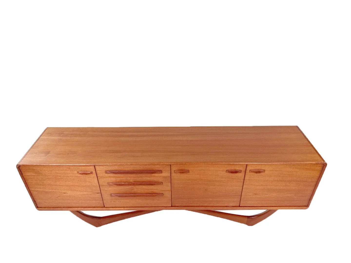 Mid-century Beithcraft sideboard van Val Rossi in teak – bovenaanzicht met houtnerf