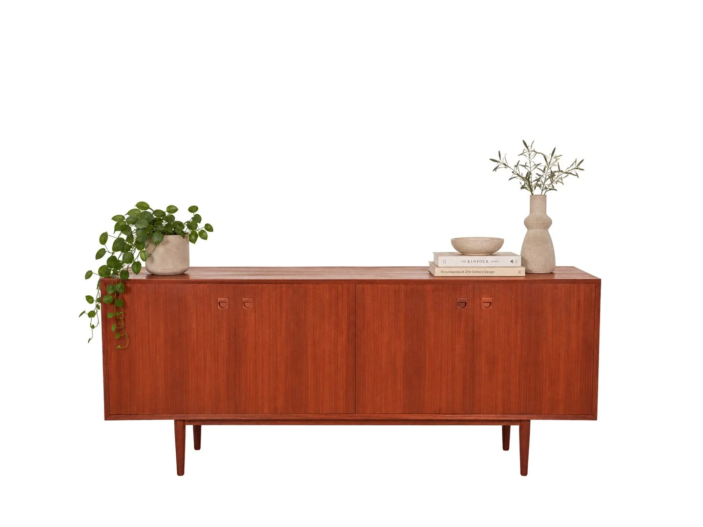 Deens mid century dressoir van Erik Bouer voor Brouer in teak – totaalbeeld jaren 60 design met kamerplanten, keramische schaal en boeken