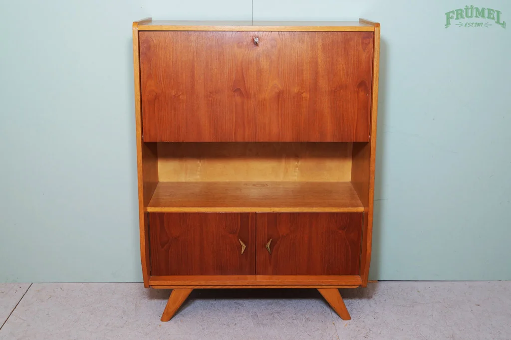 Vintage houten boekenkast met schuifdeuren en dubbele onderkast, staand op gekante pootjes, geplaatst tegen een muur.