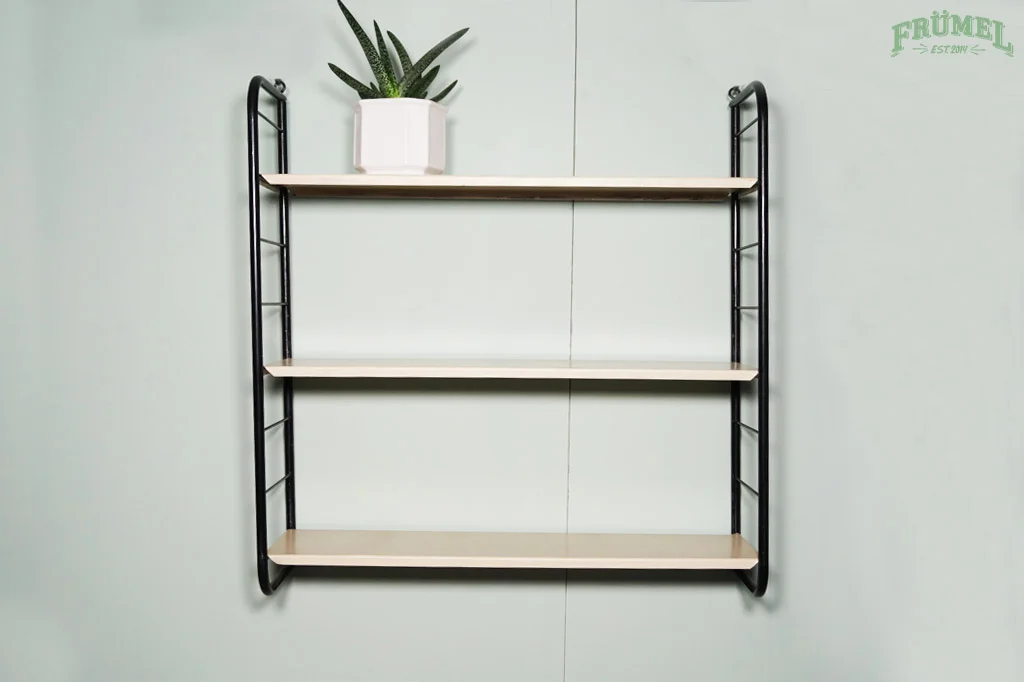 Vintage wandrek met drie planken en een plant in een witte pot op de bovenste plank, tegen een lichtgroene muur met een logo in de rechterbovenhoek.