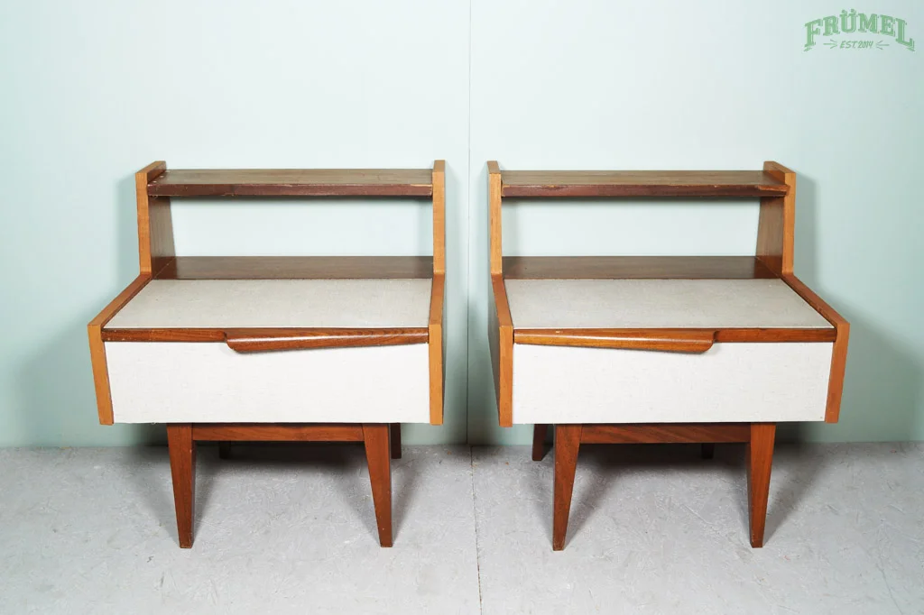 Twee vintage houten banken met witte stoffen op de zittingen, geplaatst tegen een lichtblauwe muur met een groene 'FRÜMEL' logo in de hoek.