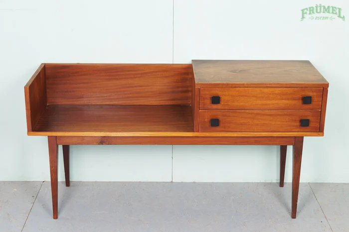 VINTAGE DRESSOIR OP HOGE POTEN