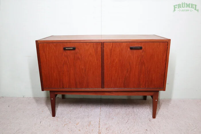Houten dressoir met twee schuifdeuren en vier poten.