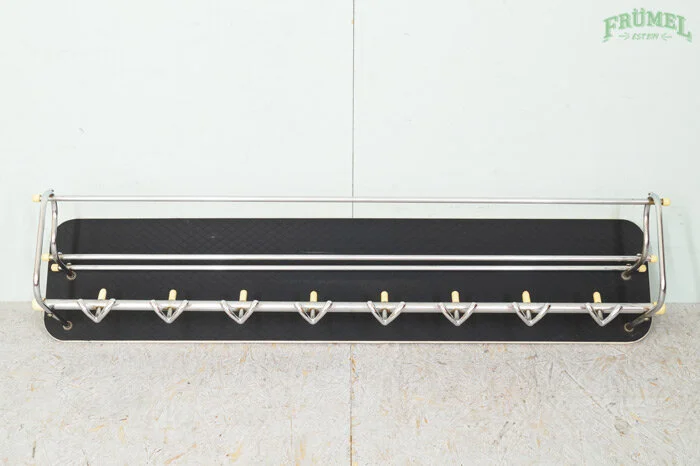 Wandplank met zeven haken voor het ophangen van gereedschap of kleding, zwart plank met metalen haken en metalen rand