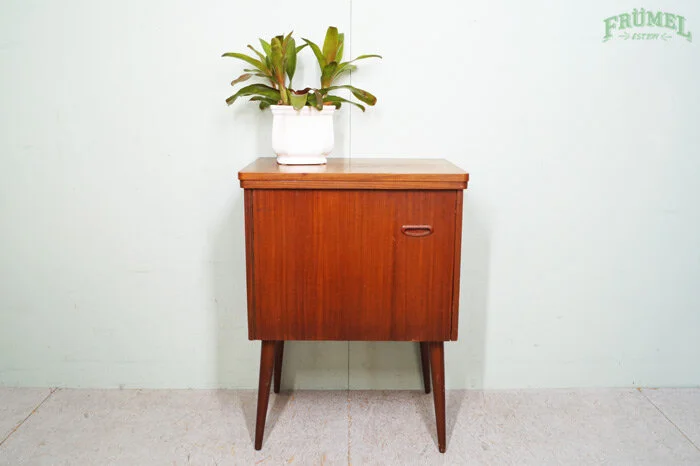 Houten kast met plant in witte pot op Hello green muurachtergrond.