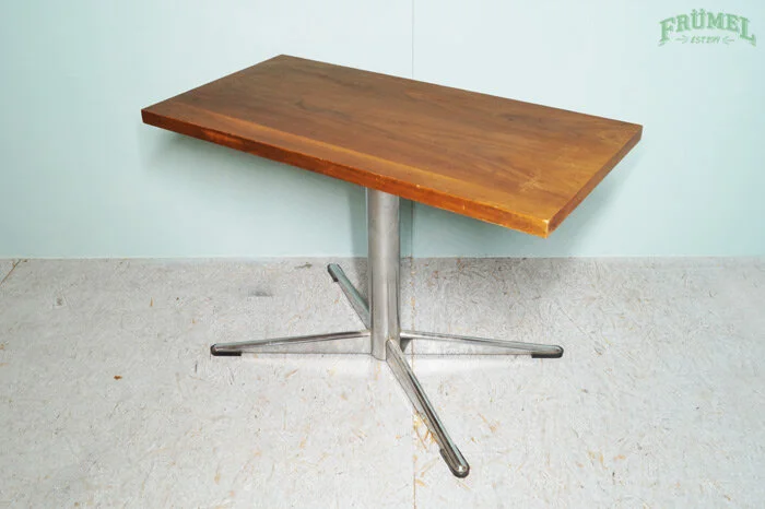 Houten tafel met metalen onderstel op een vloer