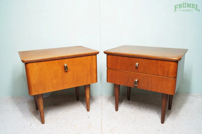 Twee vintage houten nachtkastjes met schuifdeuren en korte, ronde poten.