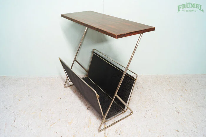 Tafeltje met een houten bovenkant en een onderstuk met zwart gaas, metalen poten.