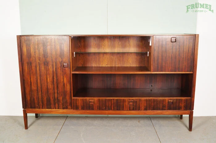 Een vintage houten dressoir met schuifdeuren en open planken.