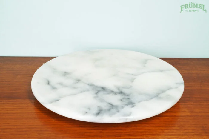Witte marmeren schaal op een houten tafel.