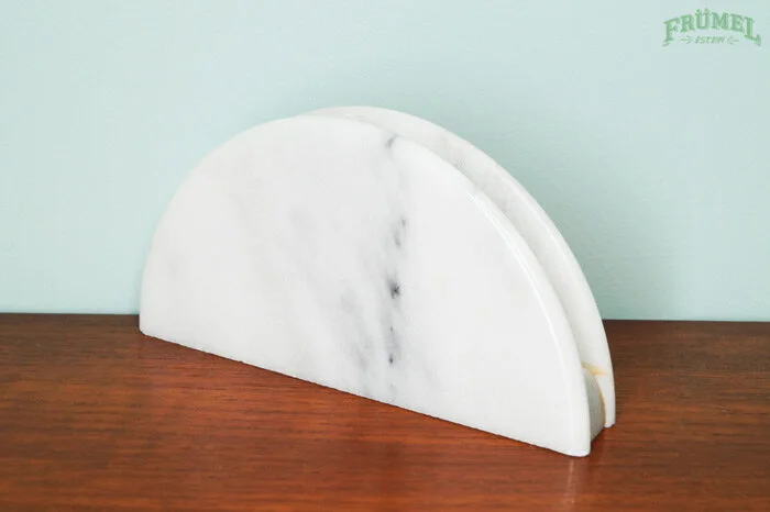 Marmeren spaander en wasbak op een houten tafel met een lichtgroene achtergrond en een groene 'FRÜMET SYSTEM' logo in de hoek.
