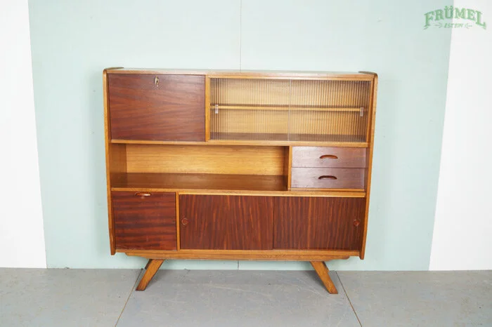 Vintage houten dressoir met open en gesloten compartimenten