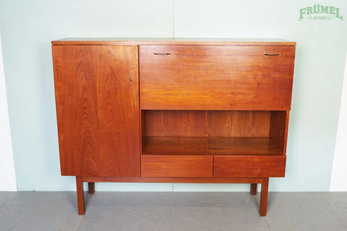 Een houten dressoir met schuifdeuren en open vak, geplaatst tegen een witte muur.