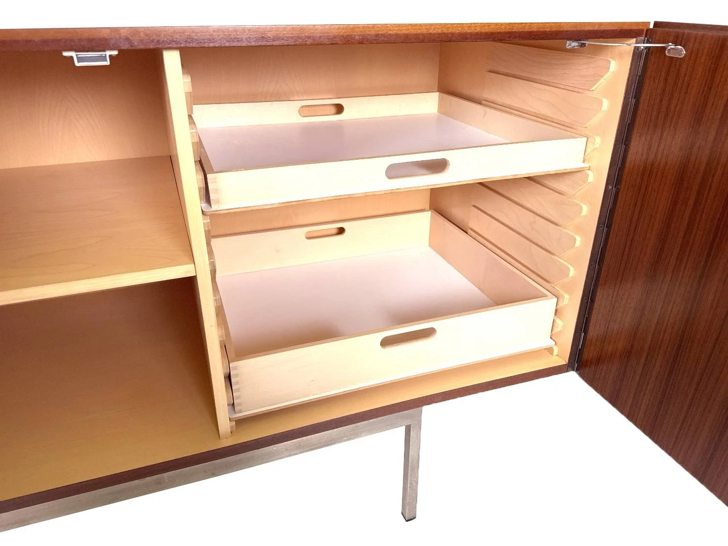 Mid-century teak sideboard B40 van Dieter Waeckerlin voor Behr – close-up interieur met lades en legplanken rechter zijde.