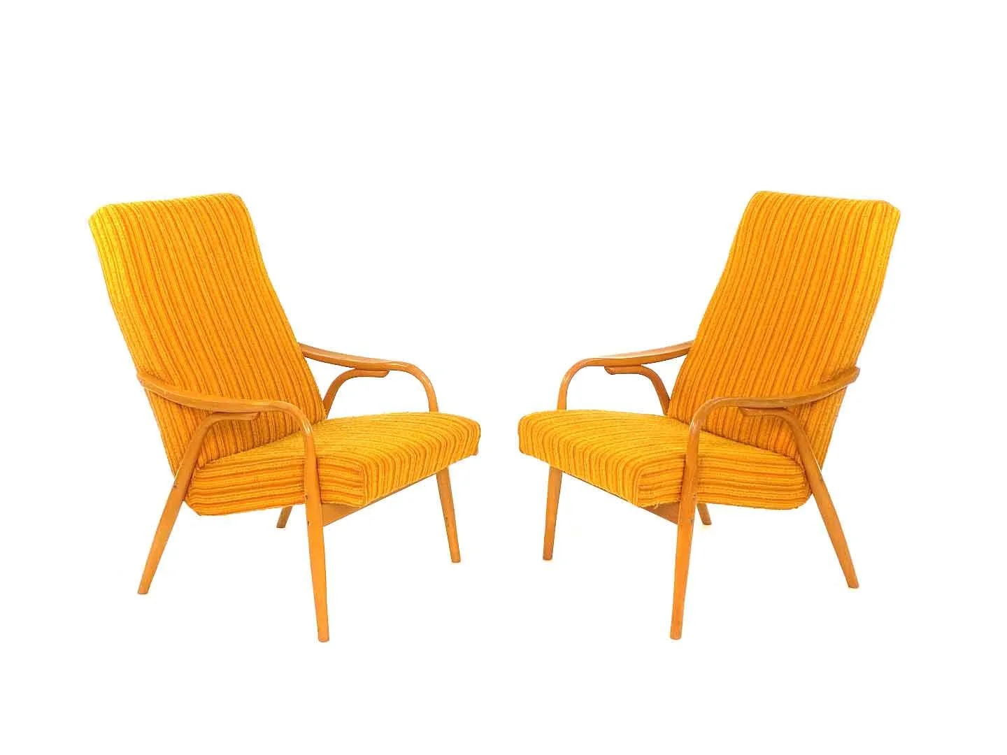 Twee oranje gestreepte fauteuils met houten armleuningen op een witte achtergrond.