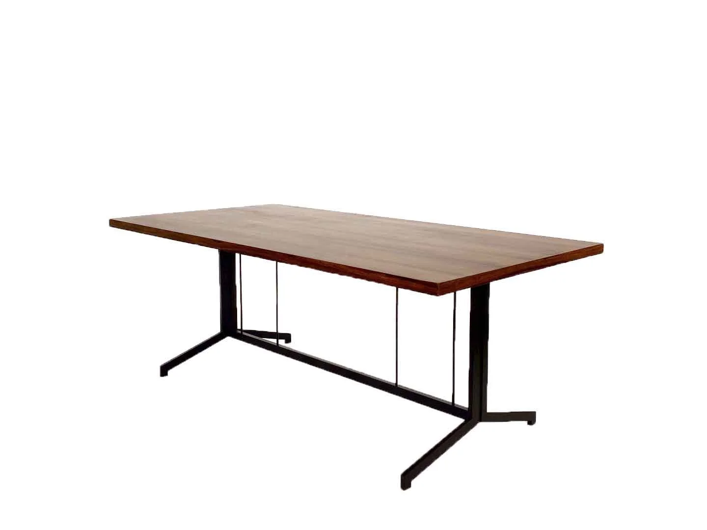Een eettafel met een houten blad en een metalen frame.