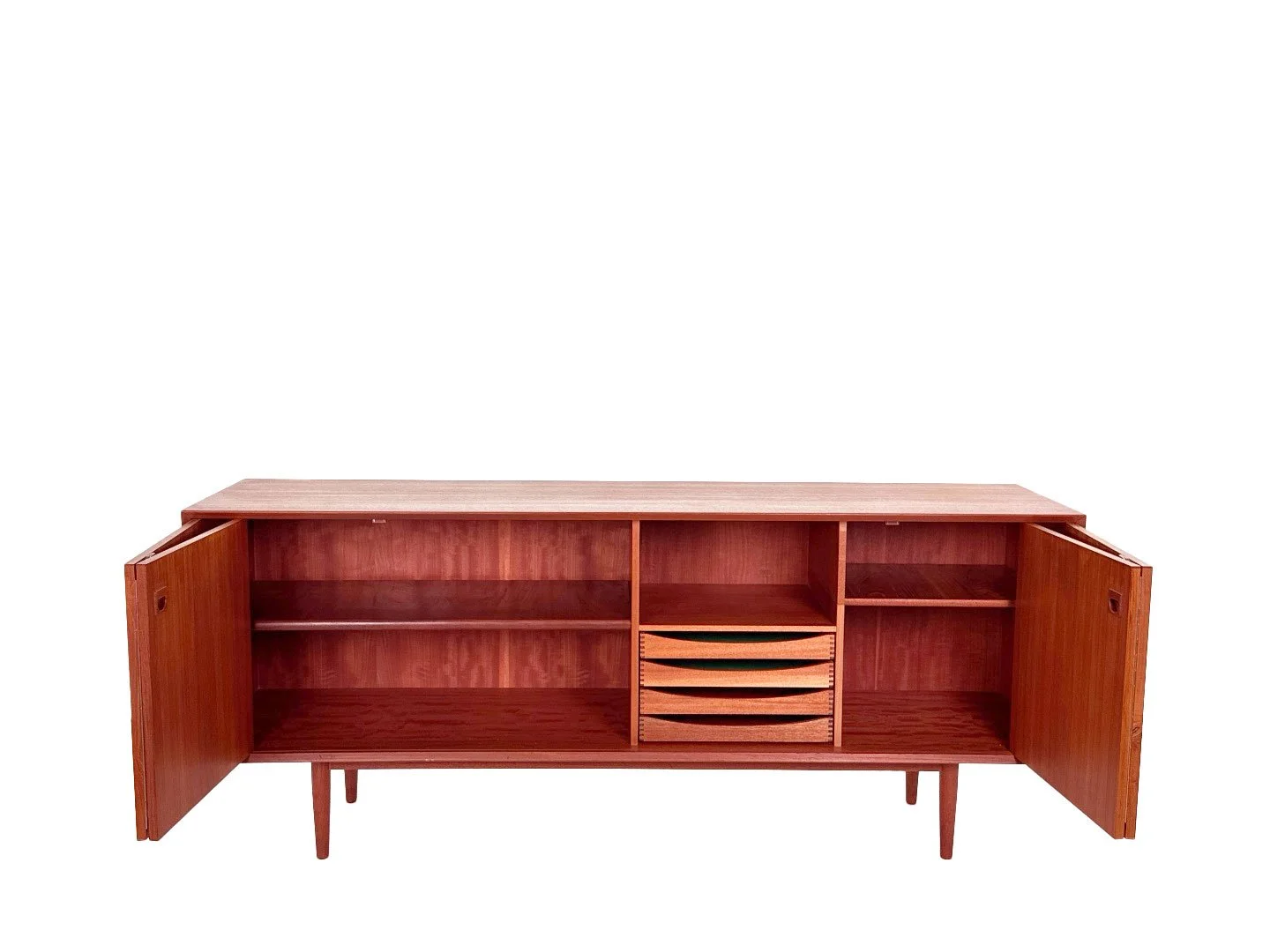 Deens dressoir van Erik Bouer in teak – totaalbeeld met geopende schuifklap kastdeuren, binnen interieur zichtbaar