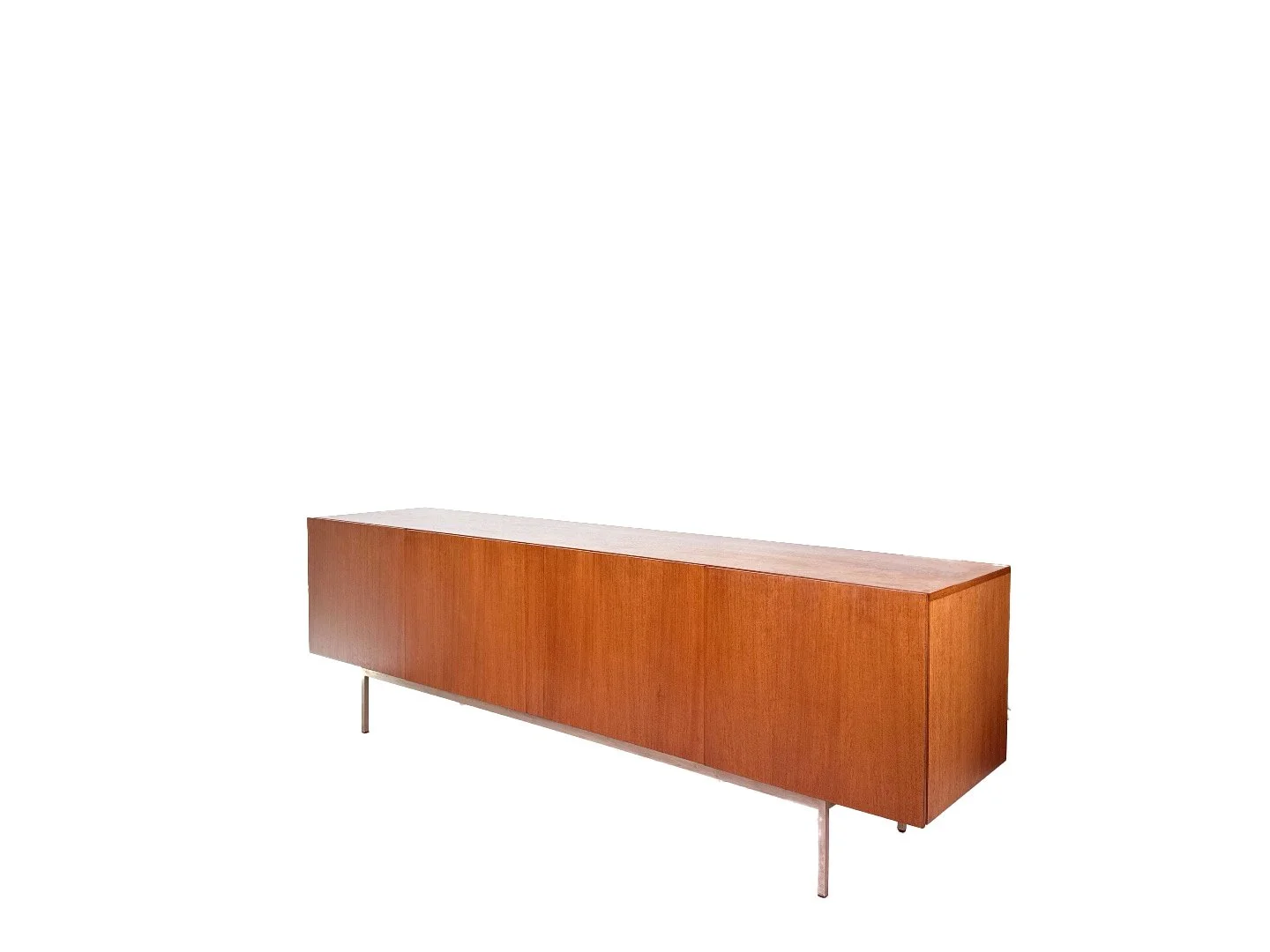 Mid-century teak sideboard B40 van Dieter Waeckerlin voor Behr – schuin zijaanzicht rechts design kast.