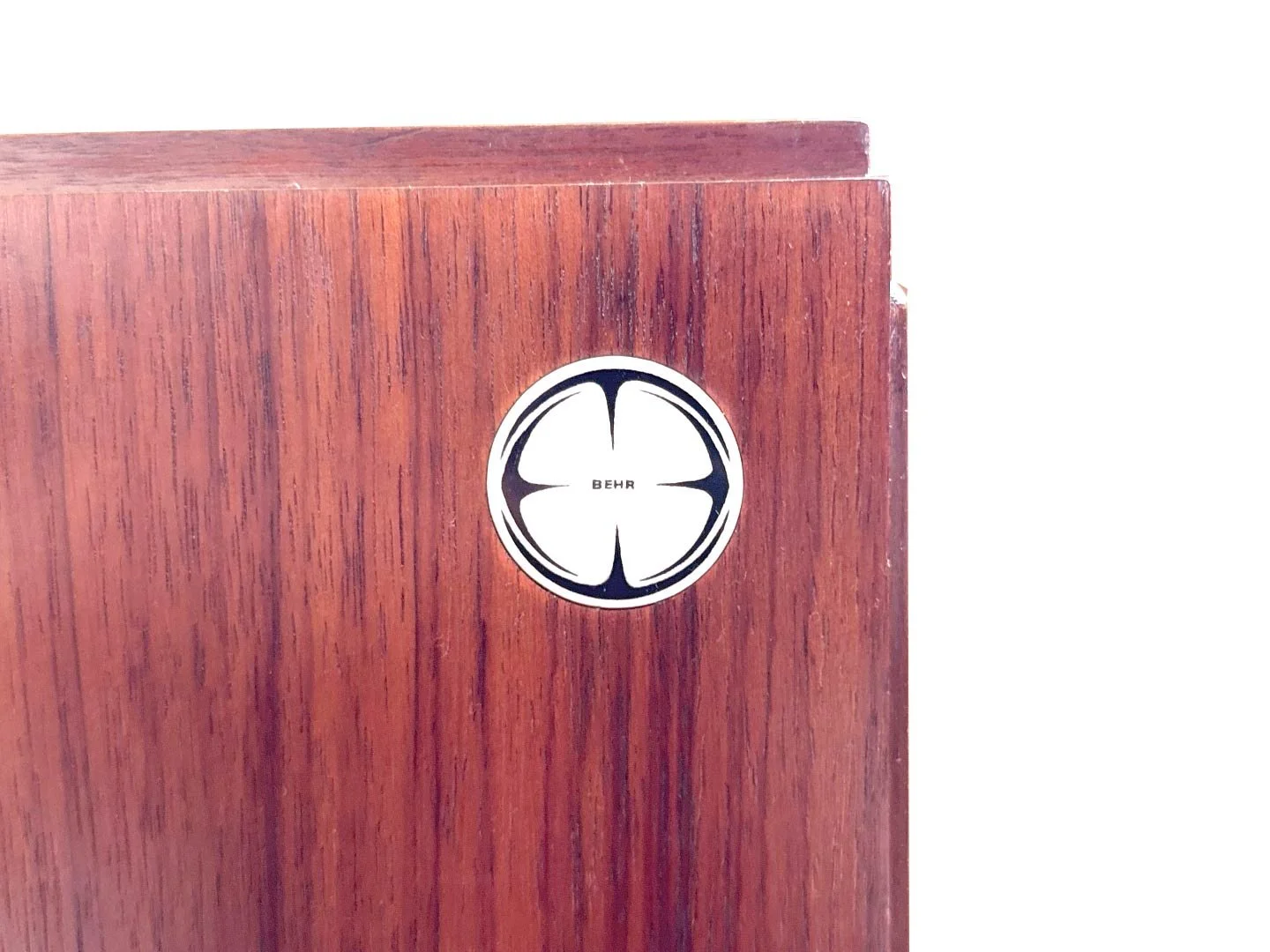 Mid-century teak sideboard B40 van Dieter Waeckerlin voor Behr – close-up Behr label.