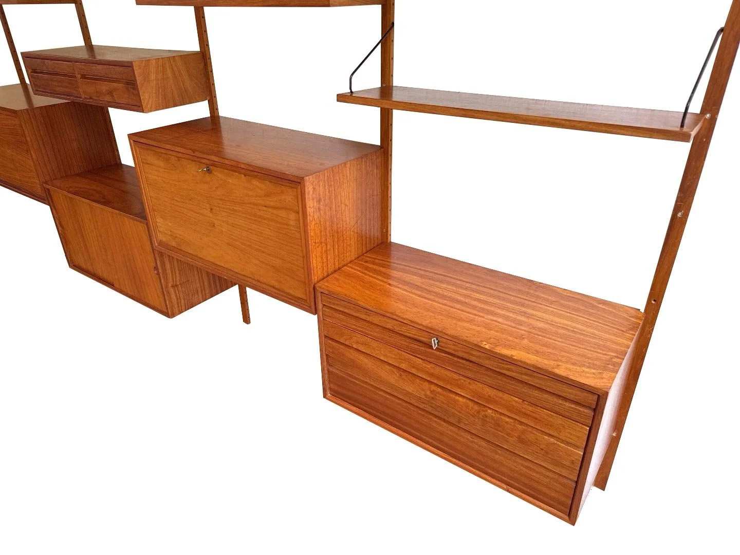 Vintage Royal System wandsysteem van Poul Cadovius in teak – close-up schuin boven zijaanzicht rechts