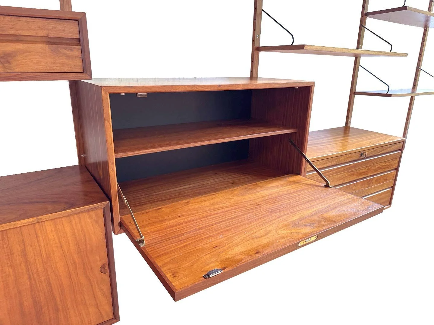 Vintage Royal System wandmeubel van Poul Cadovius in teak – close-up secretaire open