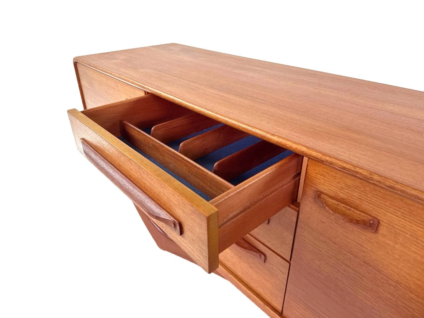 Mid-century Beithcraft sideboard van Val Rossi in teak – close-up boven lade open met vakkenindeling