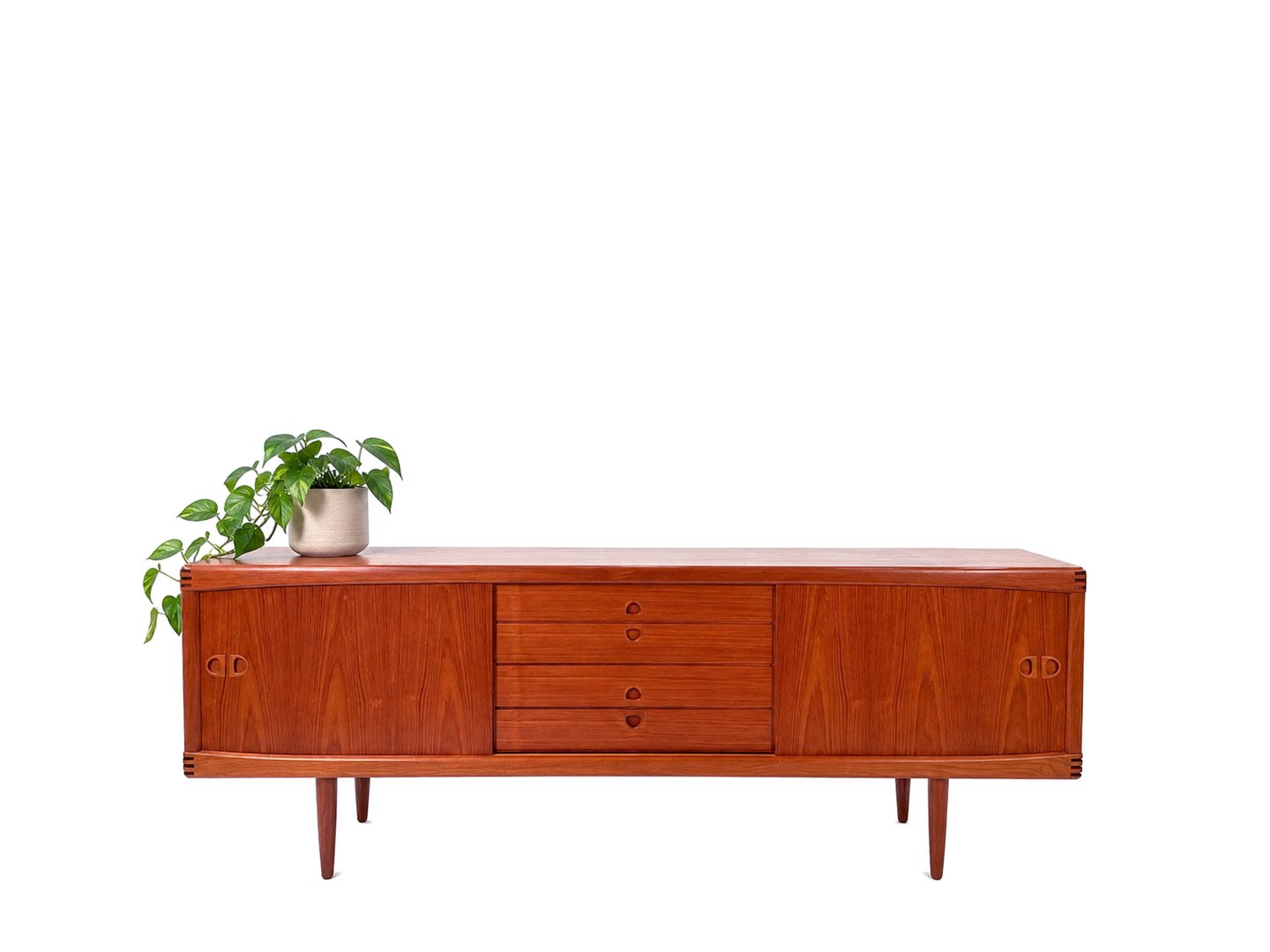 Deens design sideboard van H.W. Klein voor Bramin in teak – totaalbeeld van vintage mid century design dressoir met kamerplant