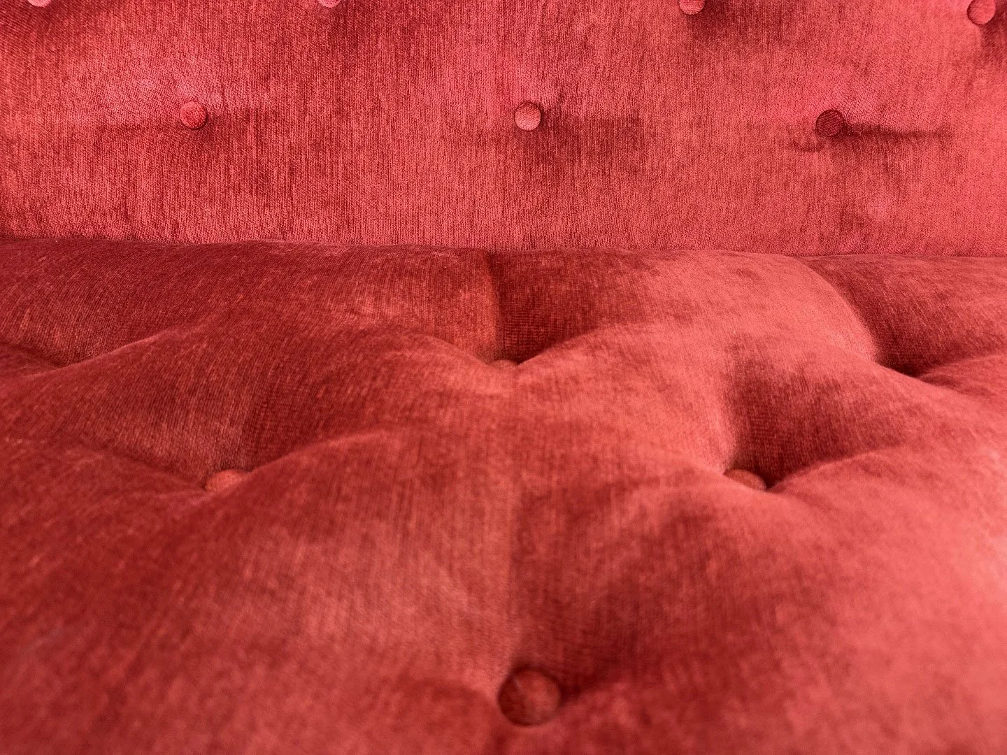 Vintage Artifort bank van Geoffrey Harcourt – close-up textuur van de stof in warmrode kleur