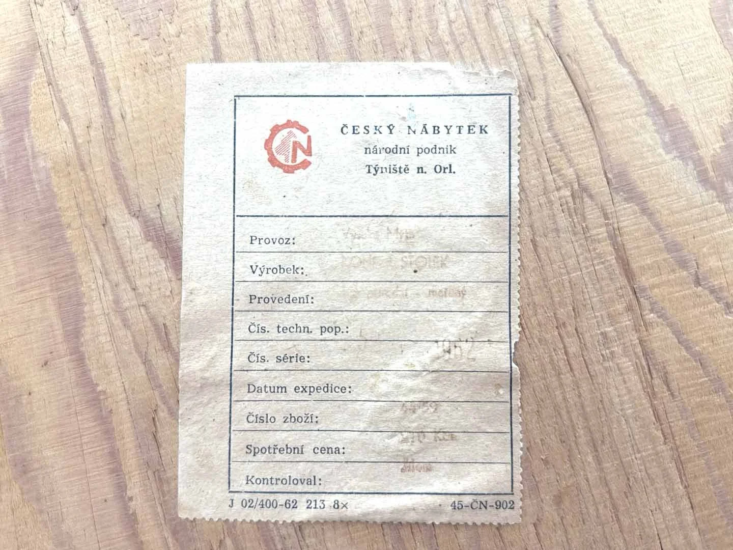 Mid-century salontafel van Česky Nábytek in essenhout – close-up merklabel 1962