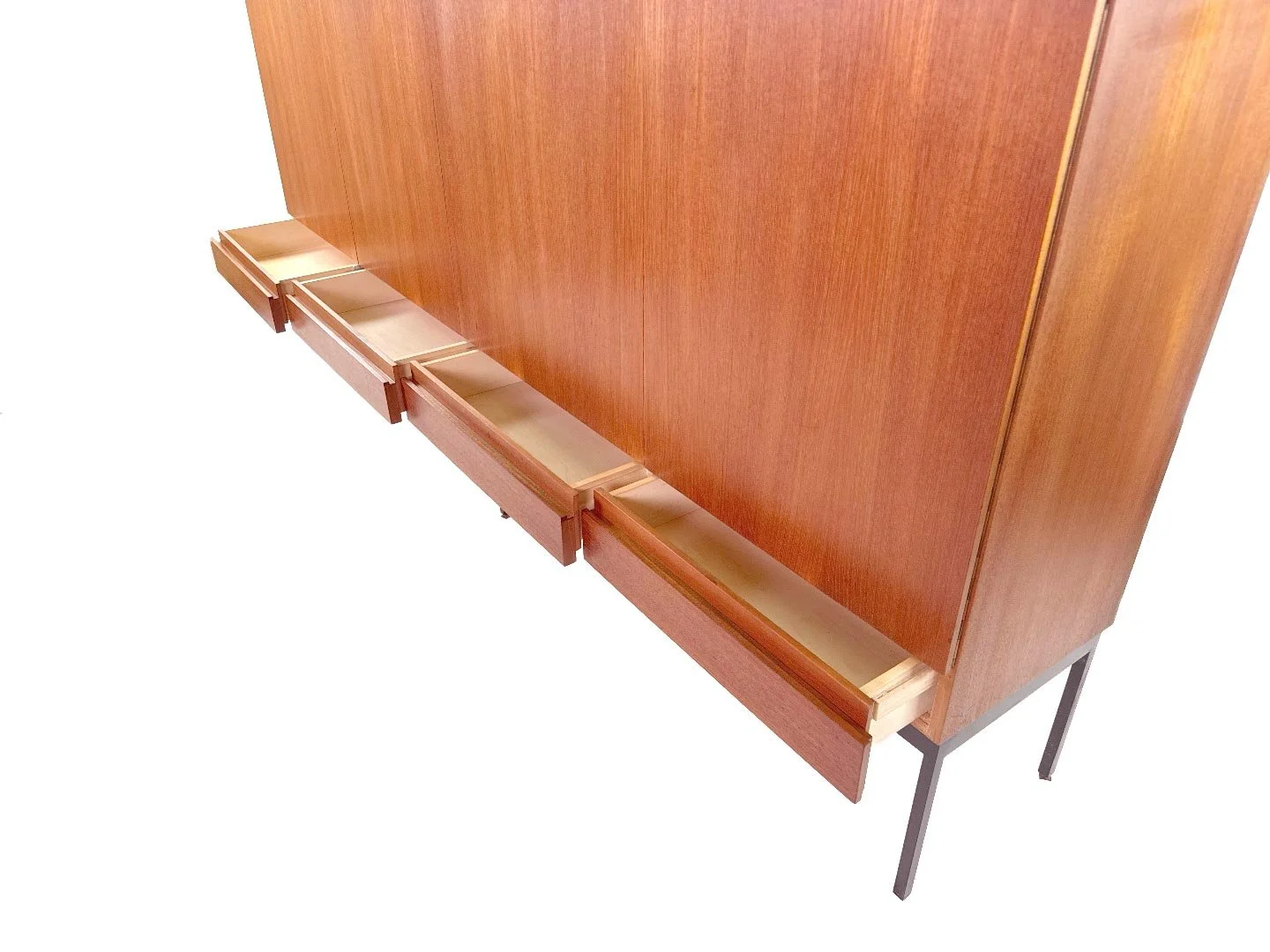 B60 highboard van Dieter Waeckerlin voor Behr in teak – close-up rechts met lades open