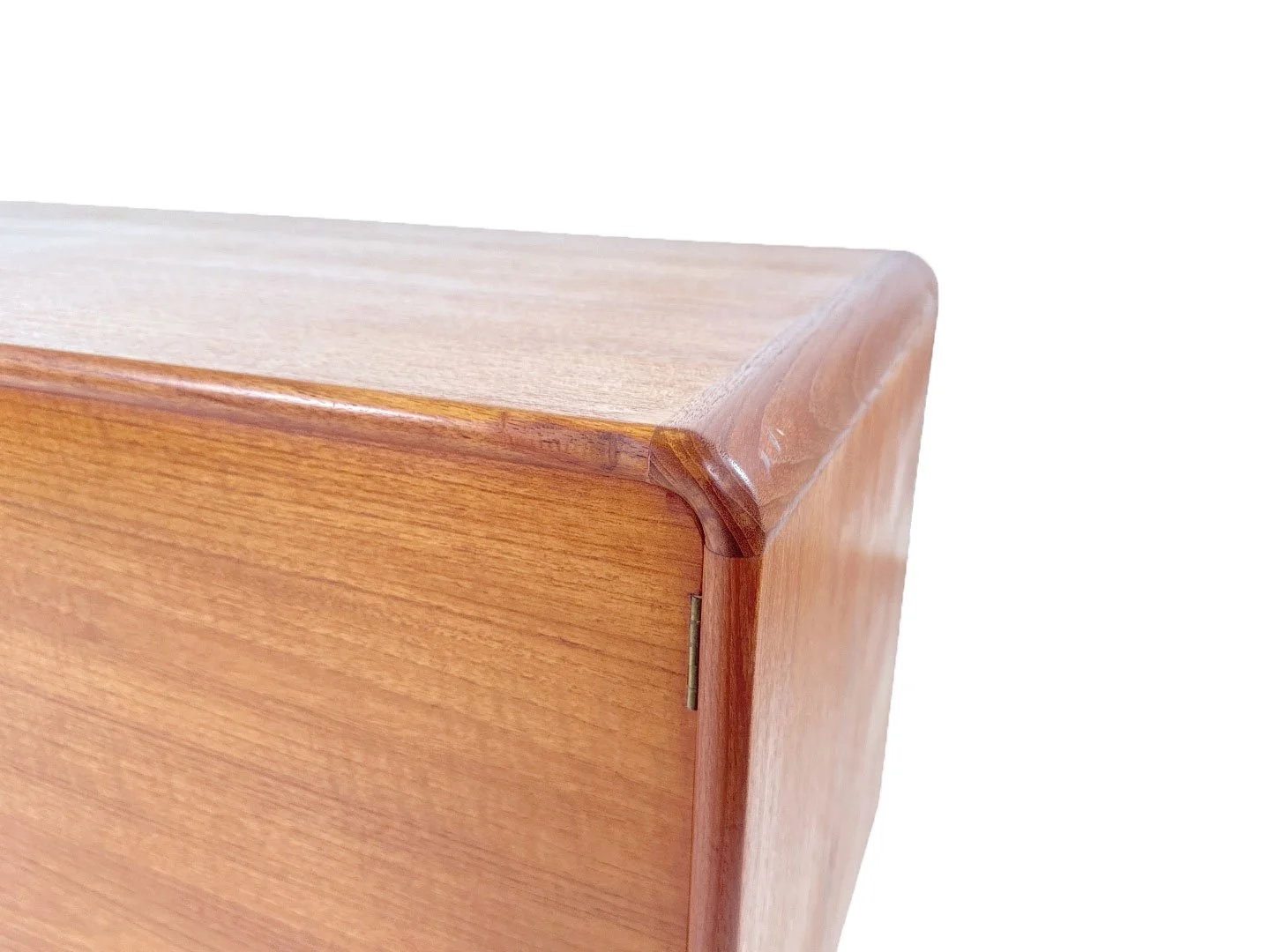 Mid-century Beithcraft sideboard van Val Rossi in teak – detail afgeronde hoek rechts