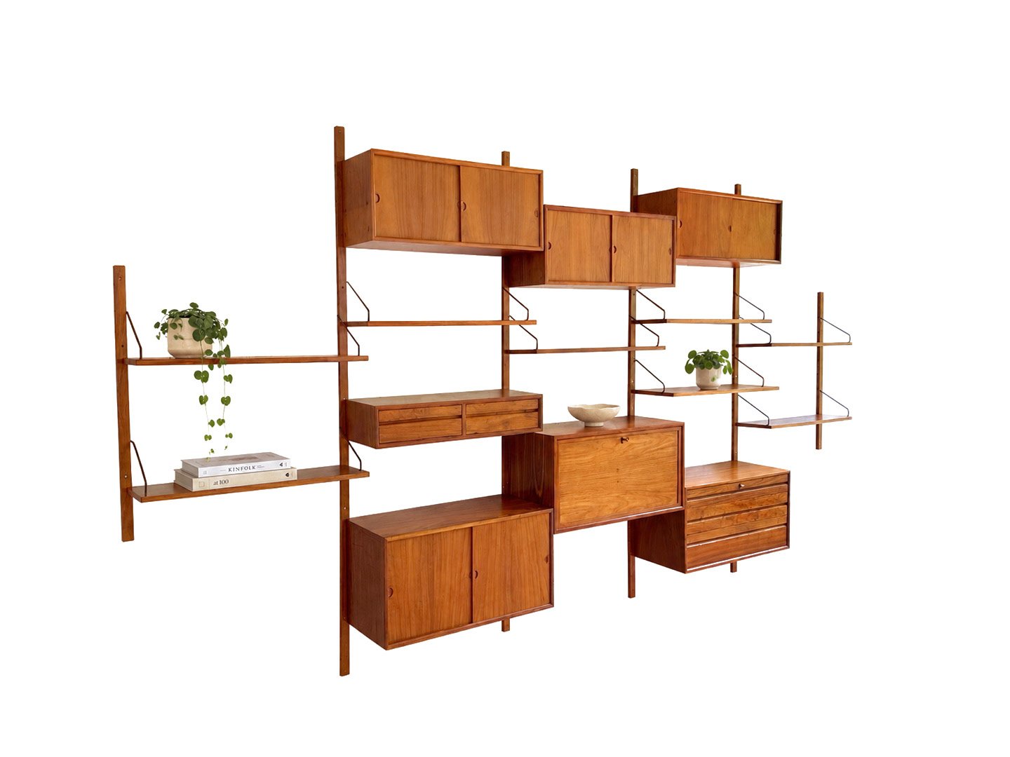 Vintage Royal System wandmeubel van Poul Cadovius in teak met accessoires – linker zijaanzicht van het design systeem