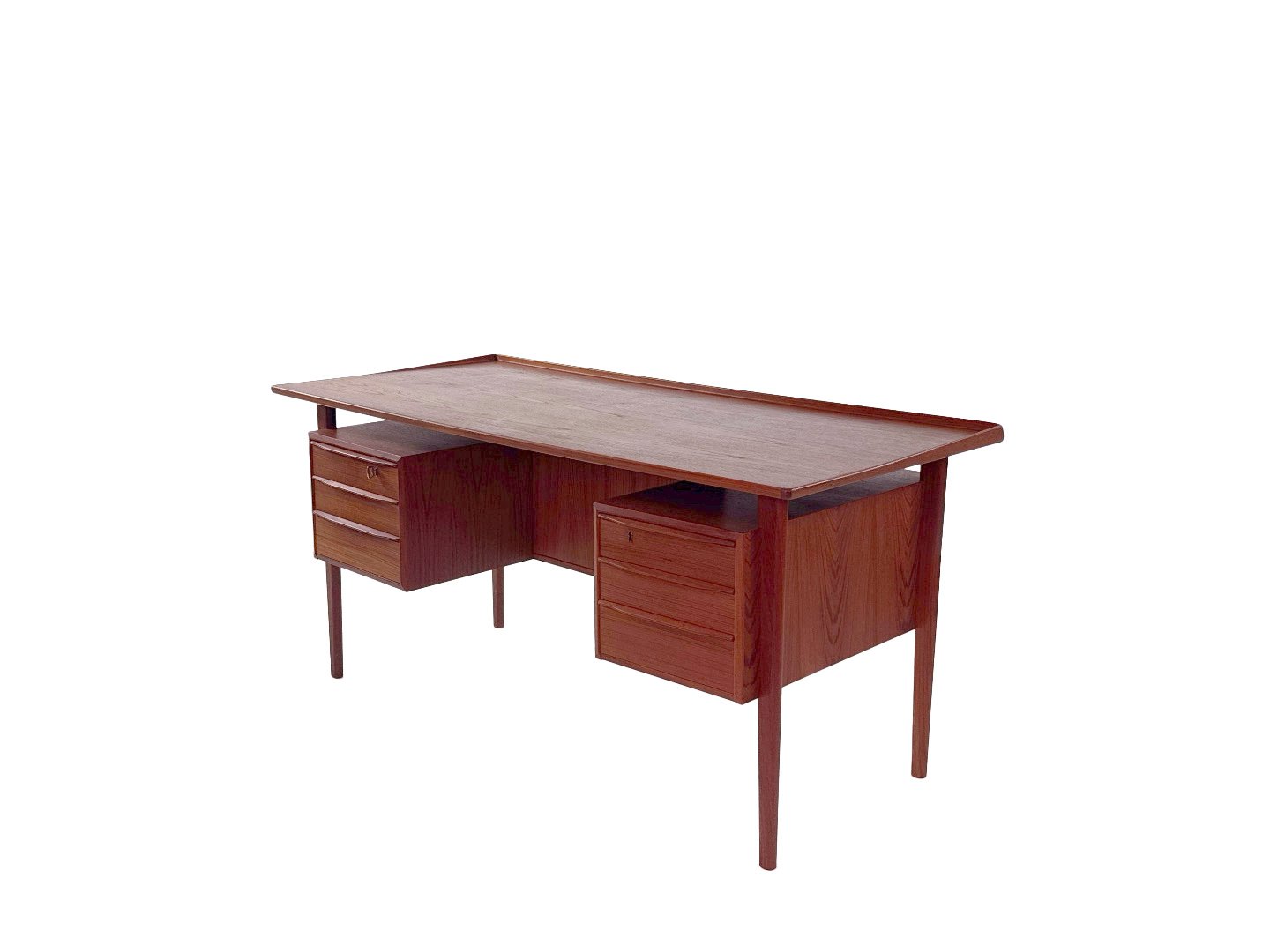 Vintage Deens vrijstaand bureau van Peter Løvig Nielsen in teak – schuin zijaanzicht rechts