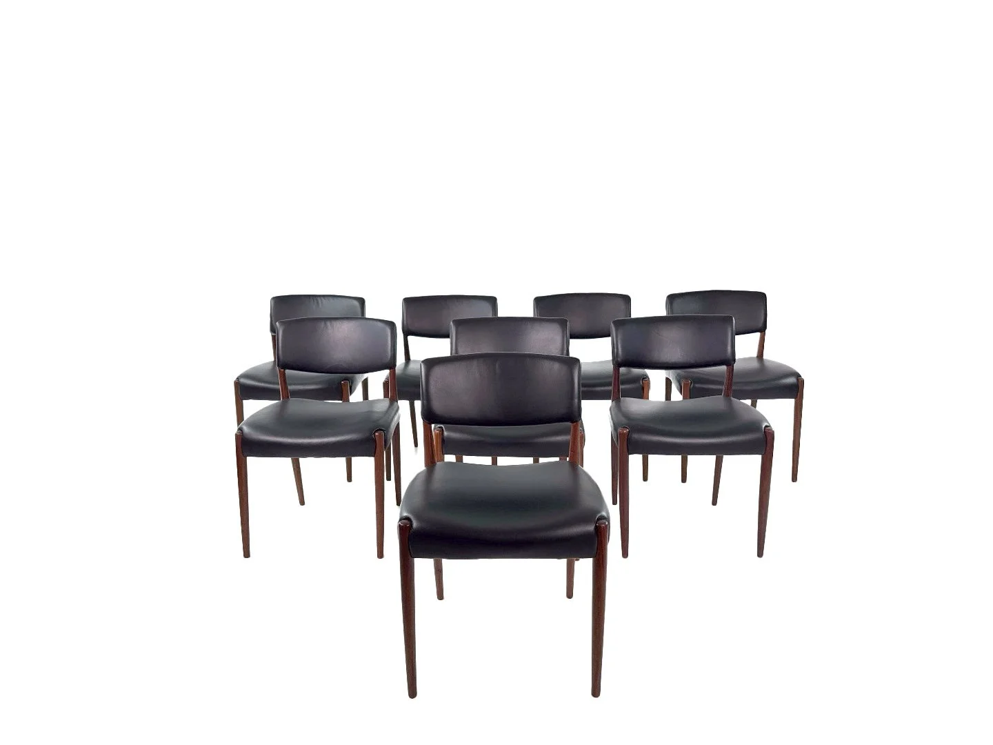 Set van 8 Deense teak stoelen van Aksel Bender Madsen & Ejnar Larsen in teak – totaalbeeld vintage design stoelen.