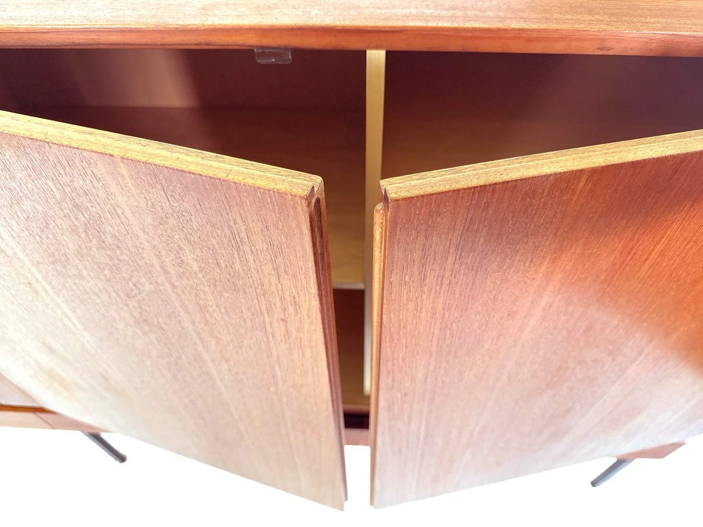 B60 highboard van Dieter Waeckerlin voor Behr in teak – close-up sluitingssysteem van de deuren