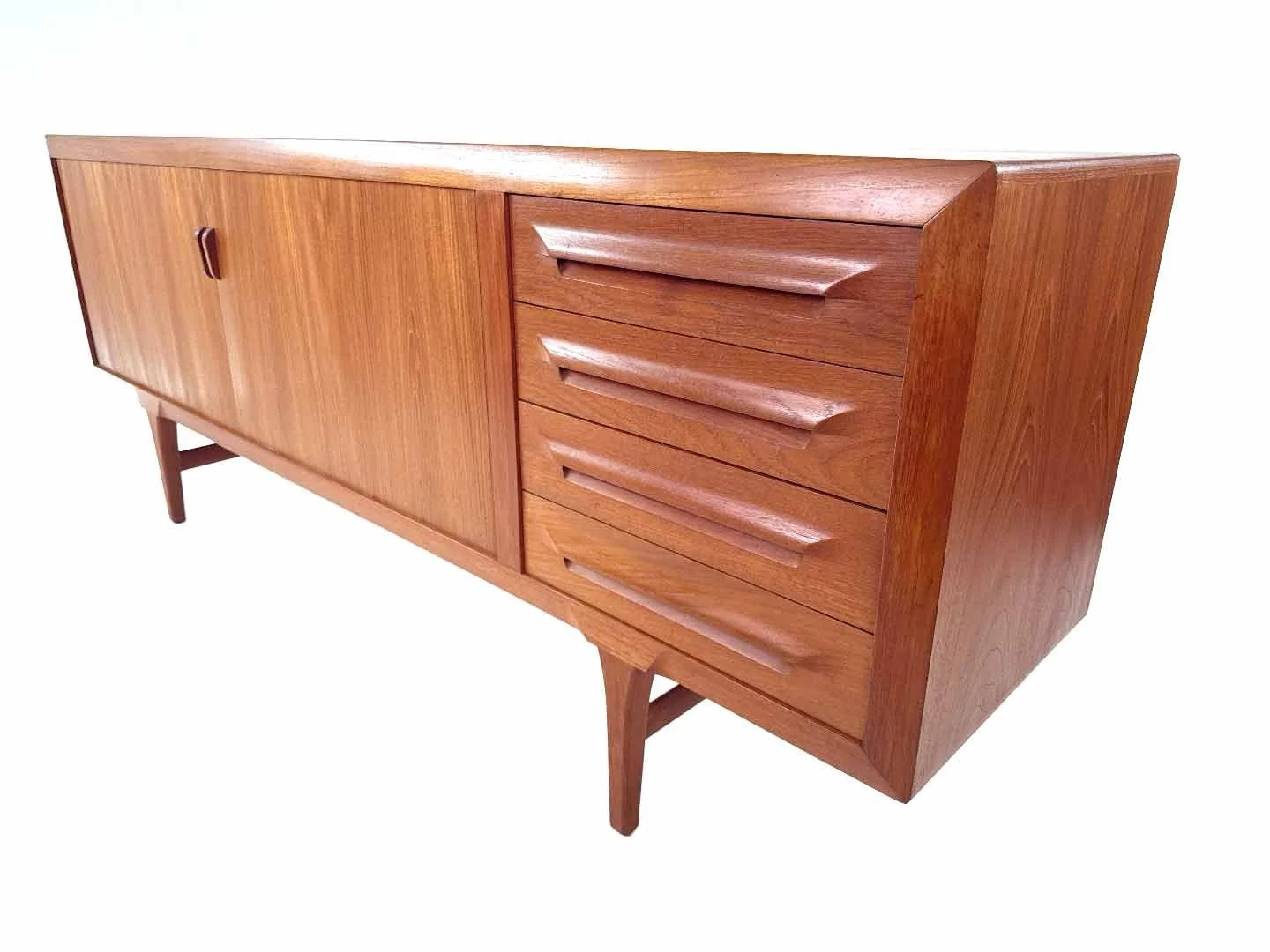Ib Kofod Larsen teak sideboard van Faarup Møbelfabrik – close-up lades van mid century teak dressoir