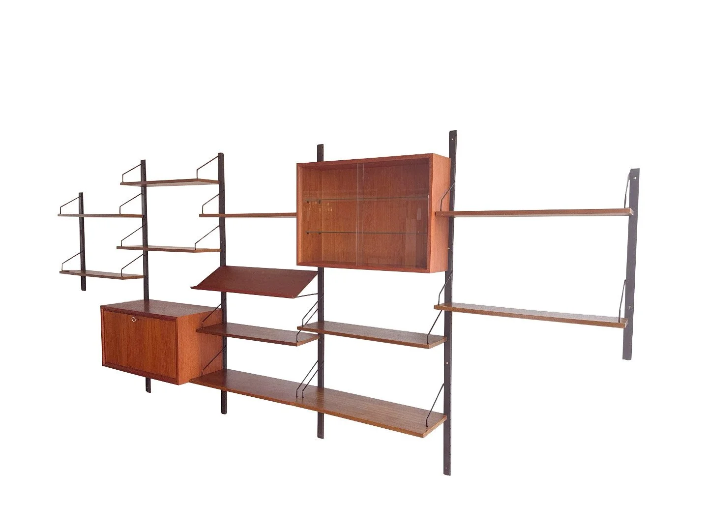 Poul Cadovius vintage wandsysteem Royal System in teak – schuin aanzicht van rechts met zicht op planken en kasten