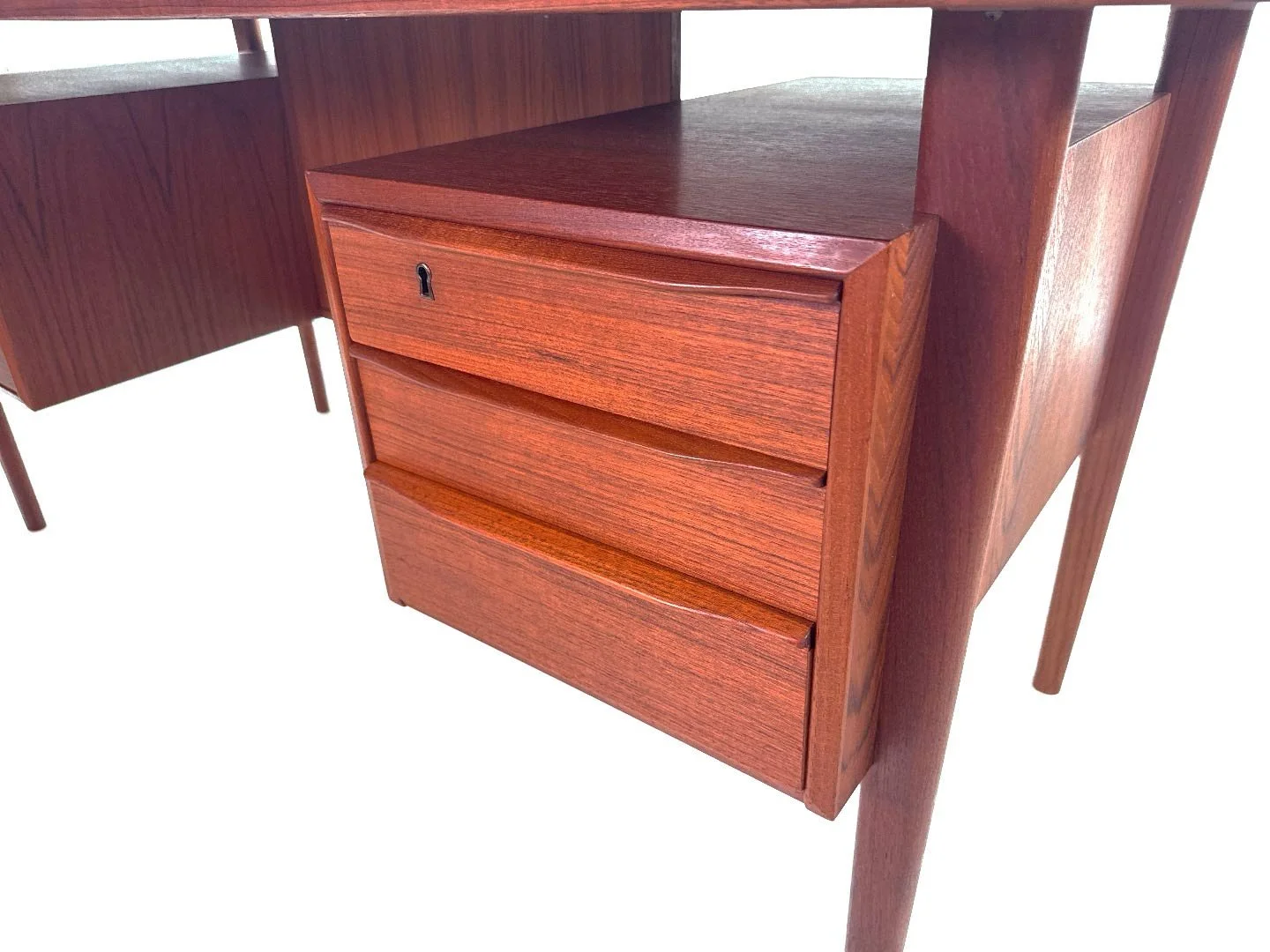 Vintage Deens vrijstaand bureau van Peter Løvig Nielsen in teak – close-up van laden met sleutelentree