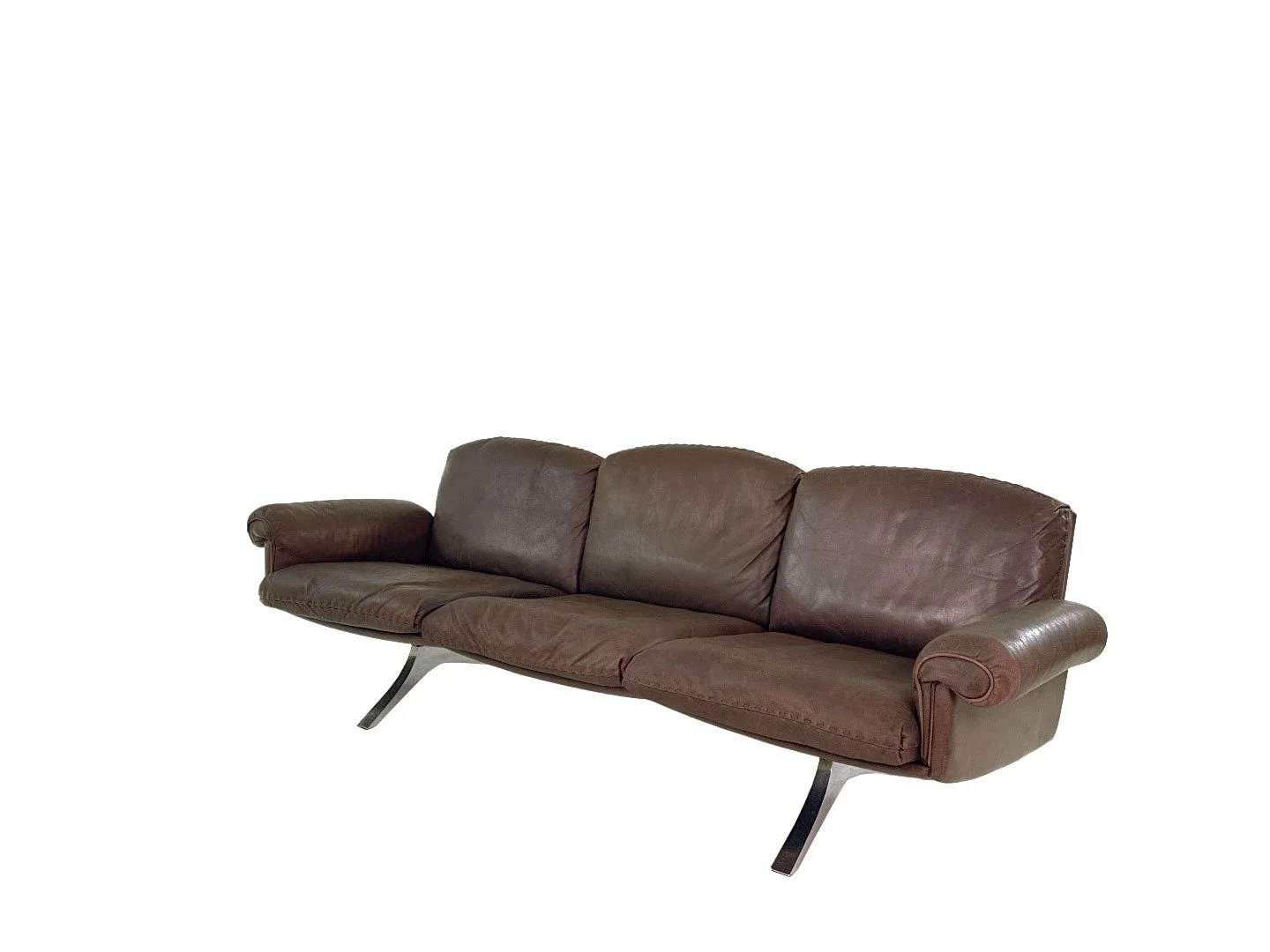 Vintage De Sede DS-31 driezits bank in bruin leer – schuin vooraanzicht van rechts