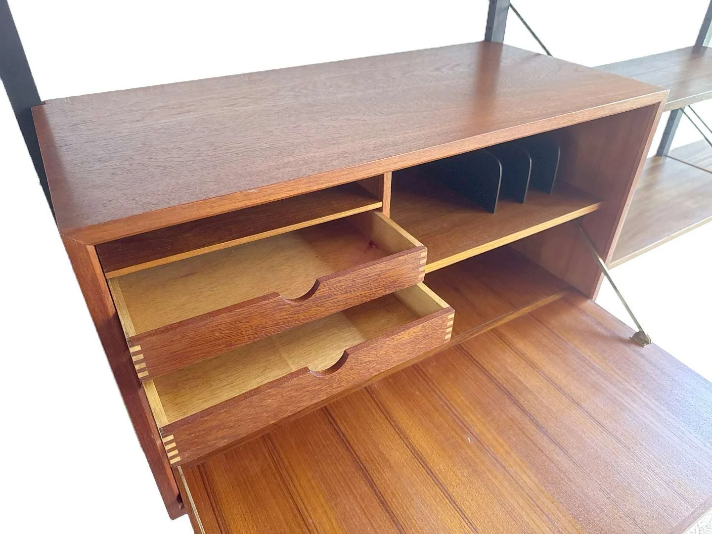 Poul Cadovius vintage wandsysteem Royal System in teak – close-up secretaire met lades open