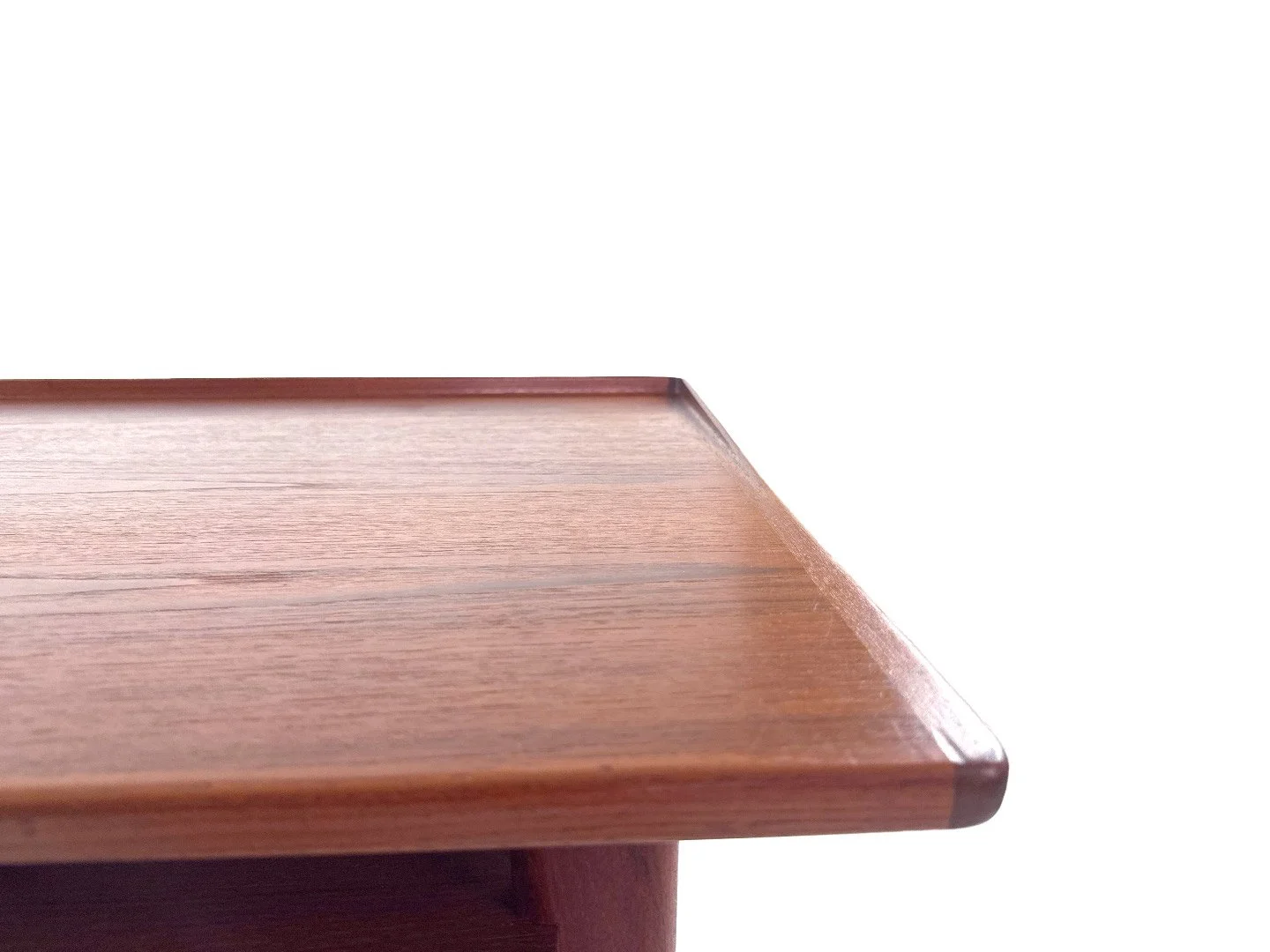 Vintage Deens vrijstaand bureau van Peter Løvig Nielsen in teak – close-up van opstaande rand werkblad rechts