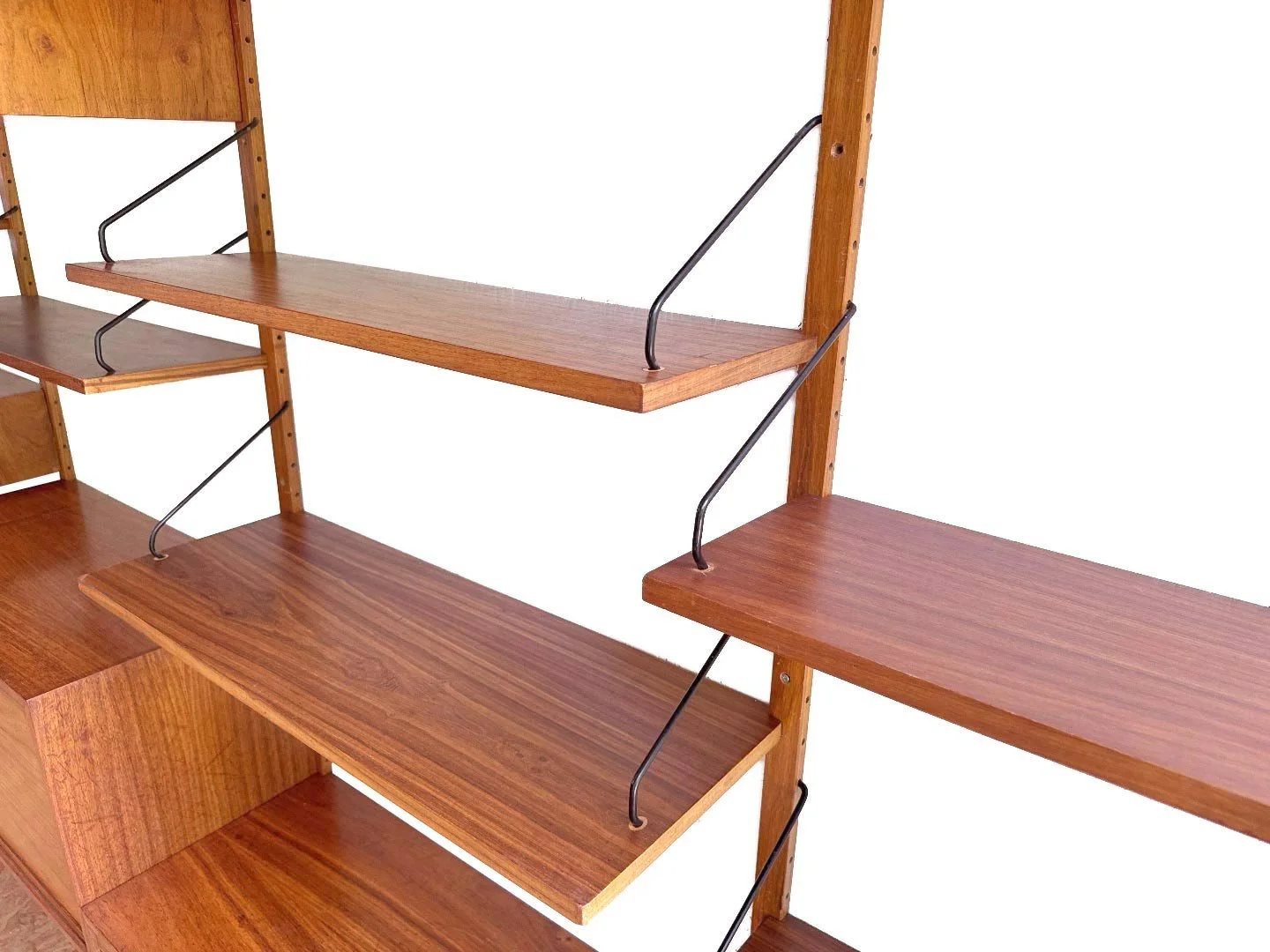 Vintage Royal System wandmeubel van Poul Cadovius in teak – close-up legplanken en zwart metalen plankendragers