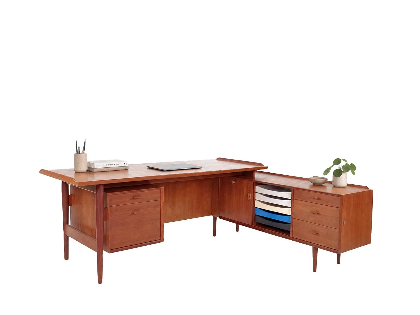 Arne Vodder Model 209 bureau voor Sibast in hout – totaalbeeld vintage Deens design uit 1970 met accessoires