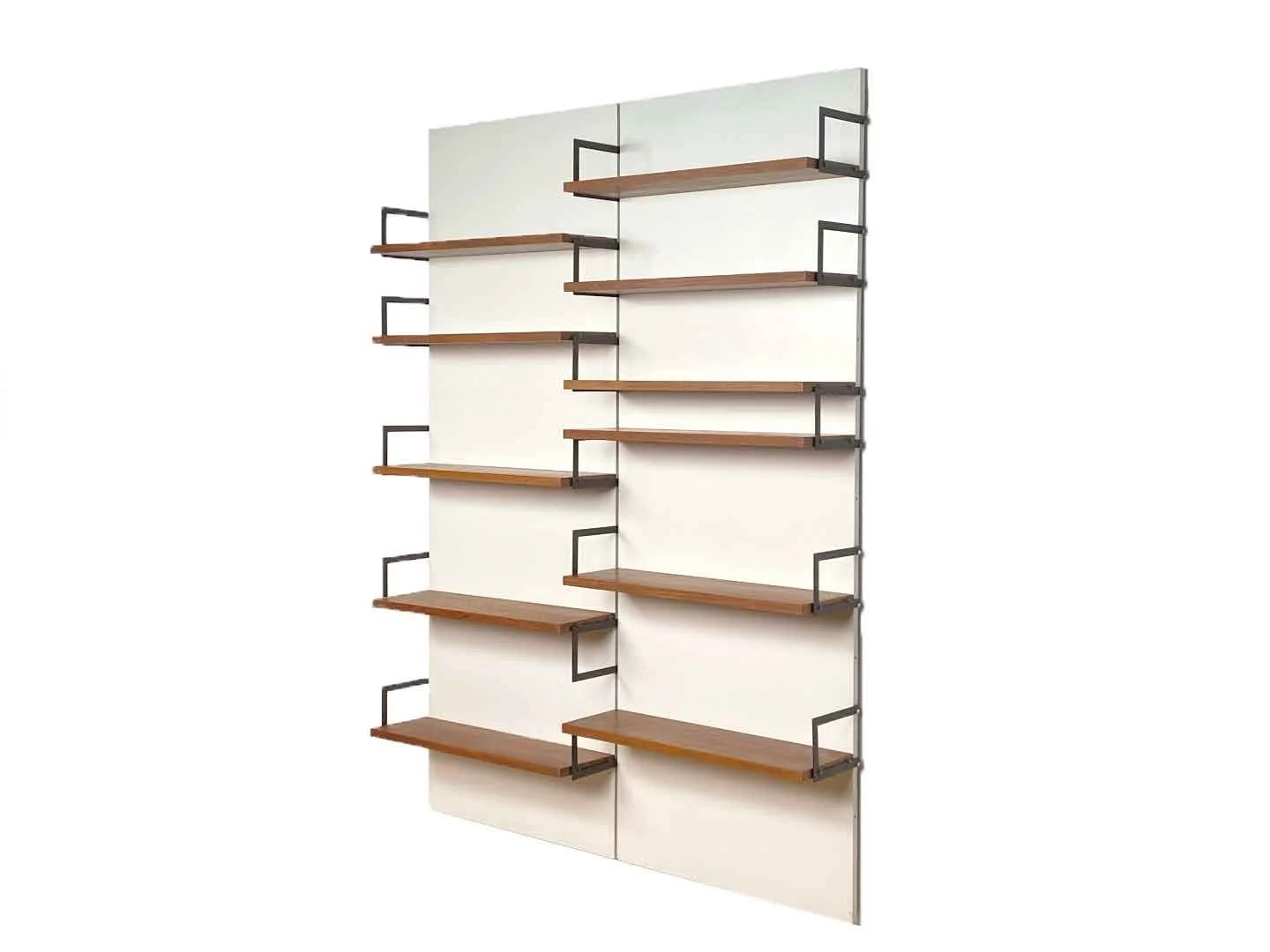 Wandsysteem van Cees Braakman voor Pastoe met witte wandpanelen en teakhouten legplanken en zwart metalen hangbeugels.