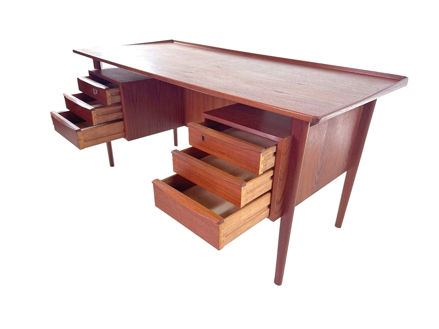 Vintage Deens vrijstaand bureau van Peter Løvig Nielsen in teak – close-up van ladens geopend