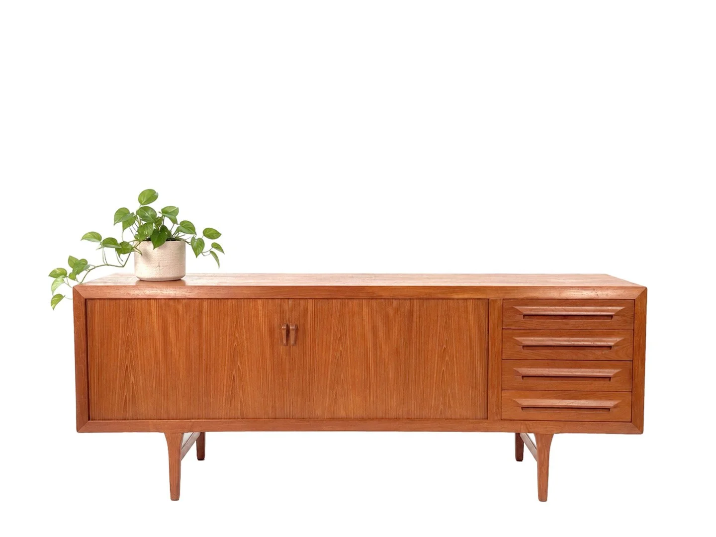 Ib Kofod Larsen teak sideboard van Faarup Møbelfabrik – totaalbeeld van vintage mid century design dressoir in teak met kamerplant