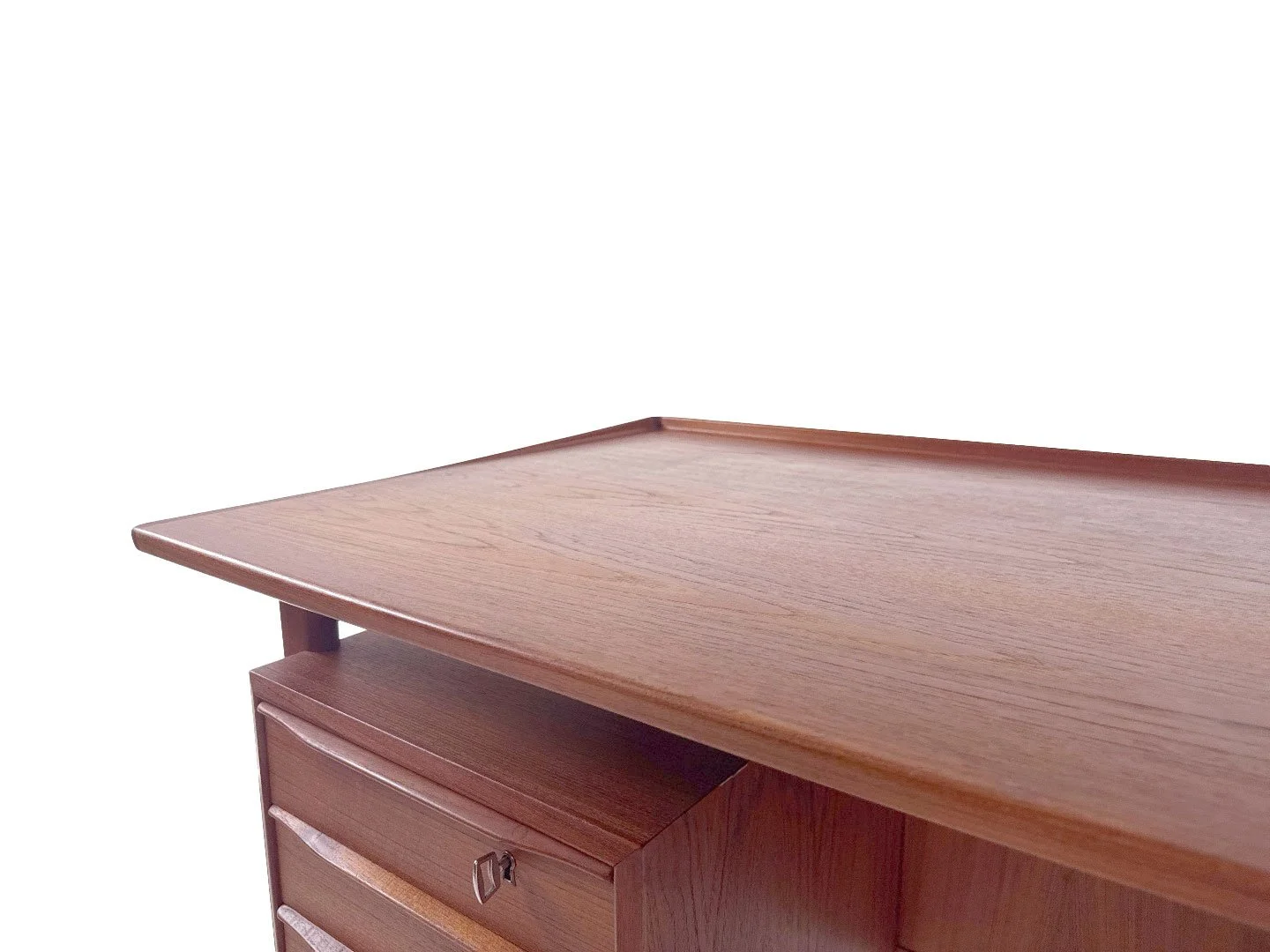 Vintage Deens vrijstaand bureau van Peter Løvig Nielsen in teak – close-up van lades en werkblad links