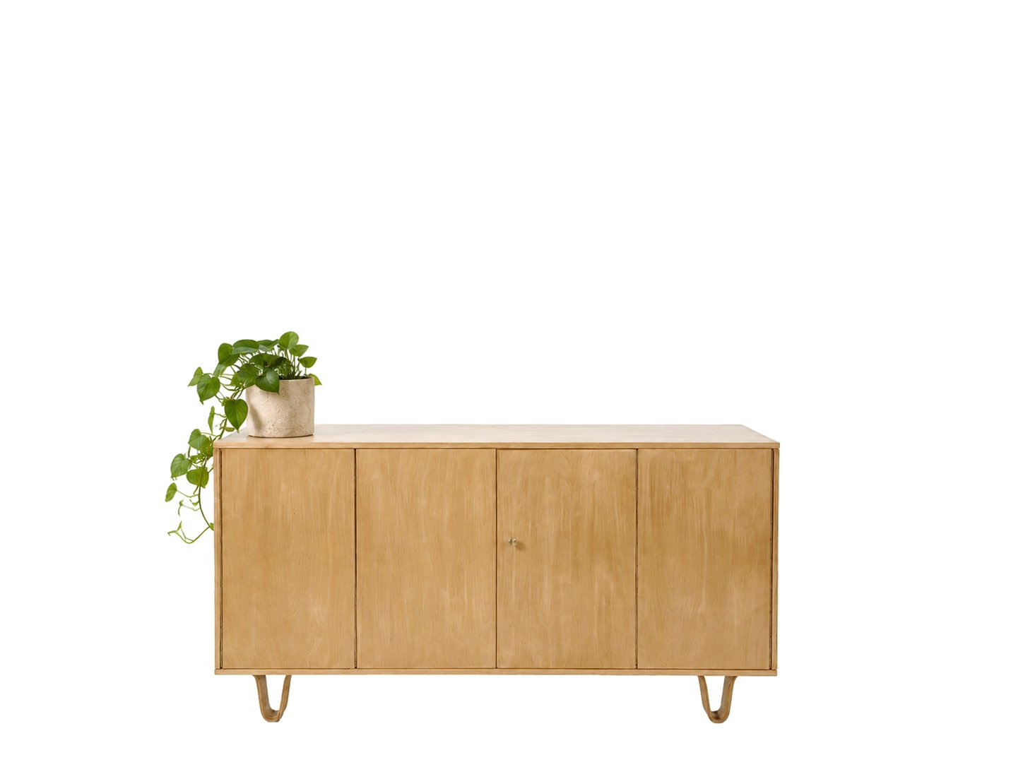 Pastoe DB02 dressoir van Cees Braakman uit de Berkenserie in berkenhout – vintage design totaalbeeld met kamerplant