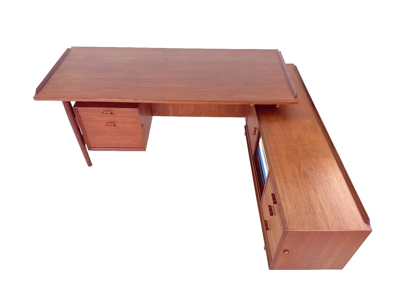 Arne Vodder Model 209 bureau voor Sibast in hout – bovenaanzicht van het bureaublad en dressoir