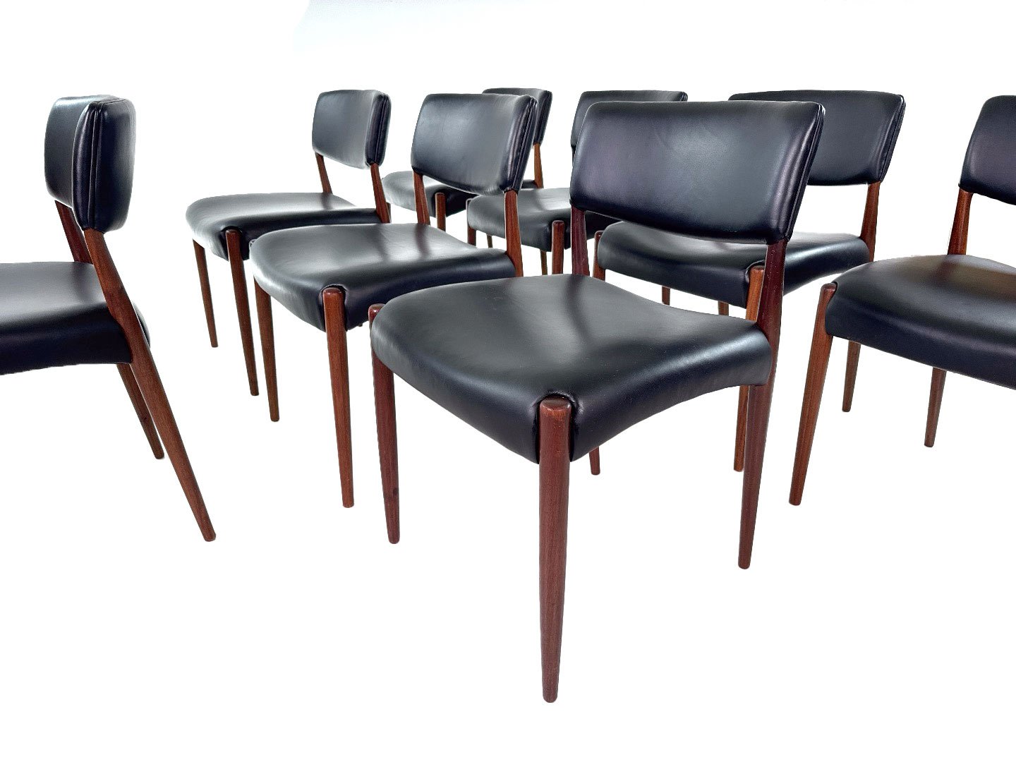 Set van 8 Deense teak stoelen van Aksel Bender Madsen & Ejnar Larsen in teak – close-up schuin zijaanzicht rechts mid century.